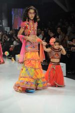 Sushmita Sen walk the ramp for Nishka Lulla Show at Kids Fashion Week day 3 on 19th Jan 2012 (8).JPG